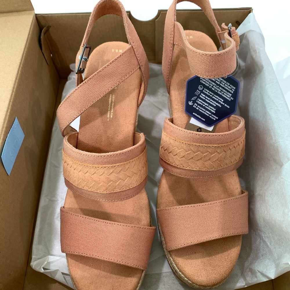 Toms “Madelyn” Tan/Peach Sandals Comfortable Modern Design
